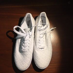 NWT Mossimo white eyelet tennis shoes